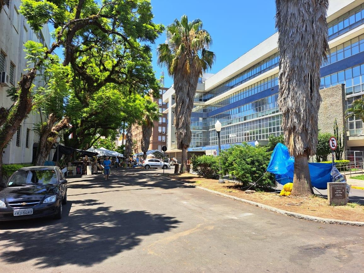 Reduzido, grupo segue acampado próximo a quartel em Porto Alegre